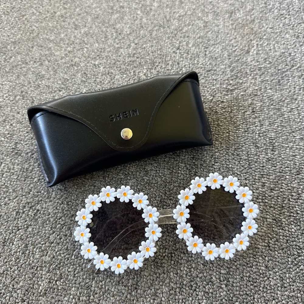 SHEIN Floral Daisy Sunglasses - Black and White